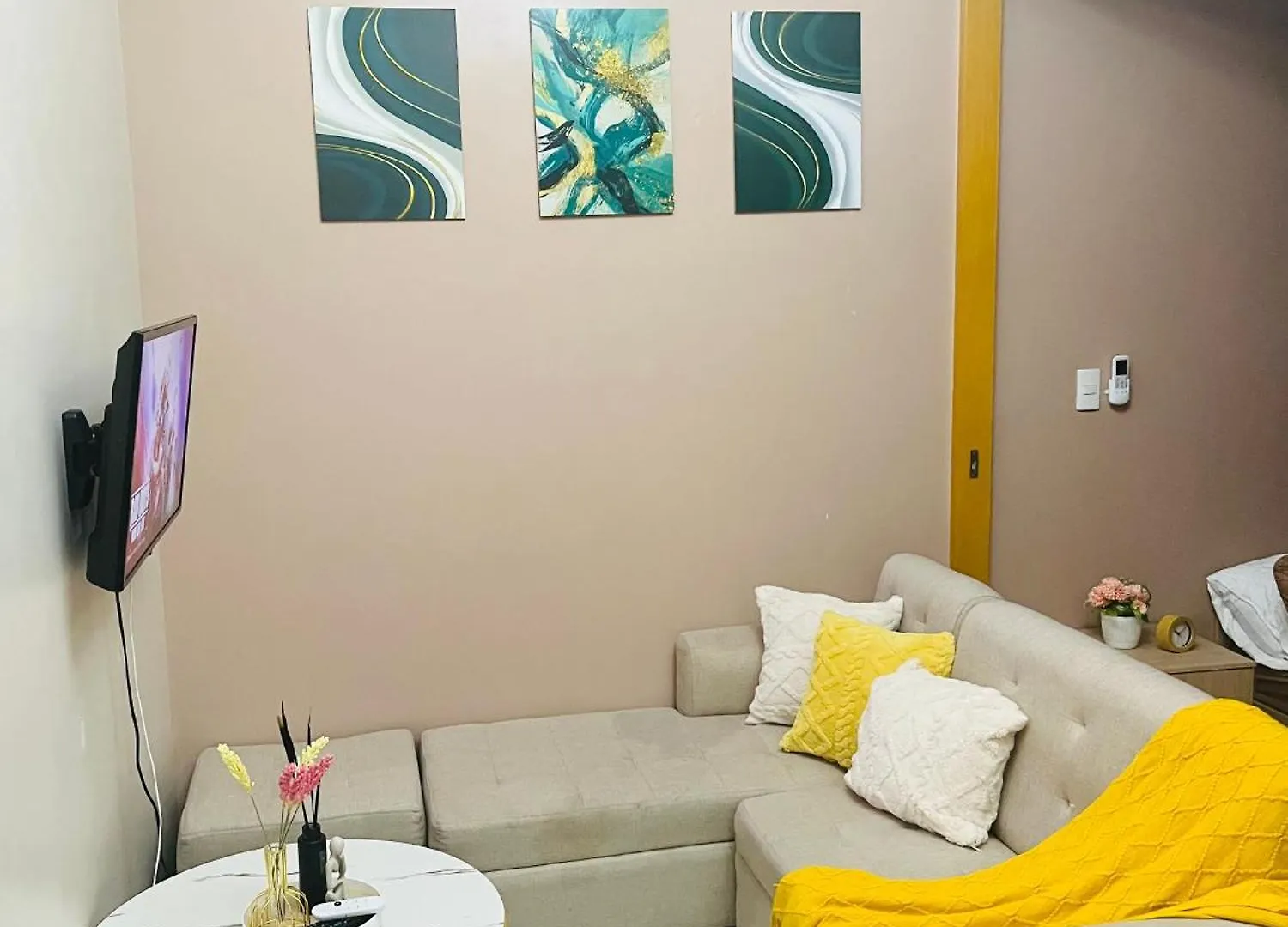 Bgc Simple Elegant 300Mbps Wifi,Pool,Netflix Apartment Manila