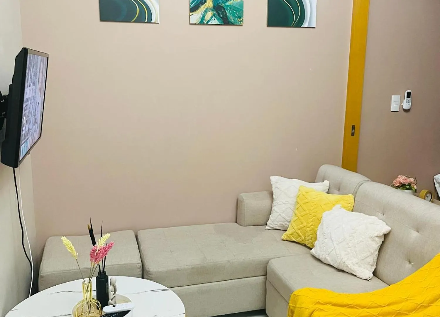 Bgc Simple Elegant 300Mbps Wifi,Pool,Netflix Apartment Manila