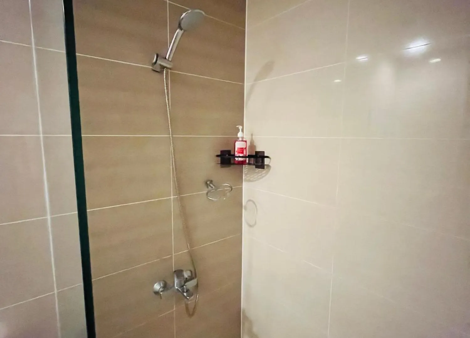 Bgc Simple Elegant 300Mbps Wifi,Pool,Netflix Apartment Manila